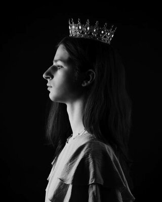 Karin Križovenská –Low key (portrét)